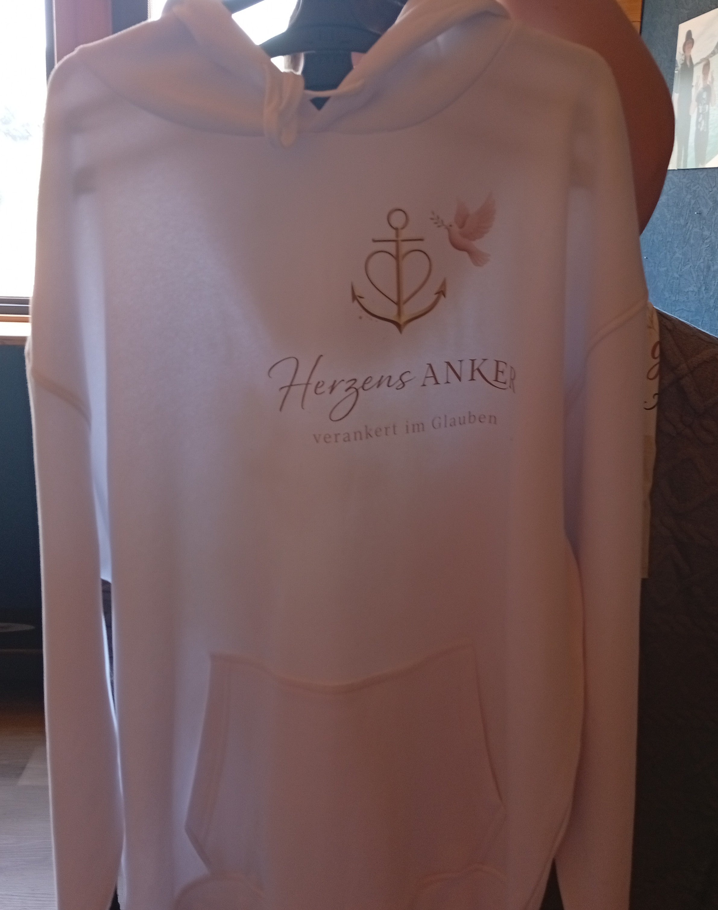 HerzensAnker HigherBlanks Premium Hoodie - „Jesus liebt dich "🩷